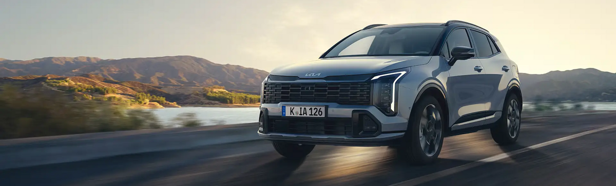 Kia Sportage Hybrid GT-Line MY26 – Dreiviertelansicht von vorne während der Fahrt