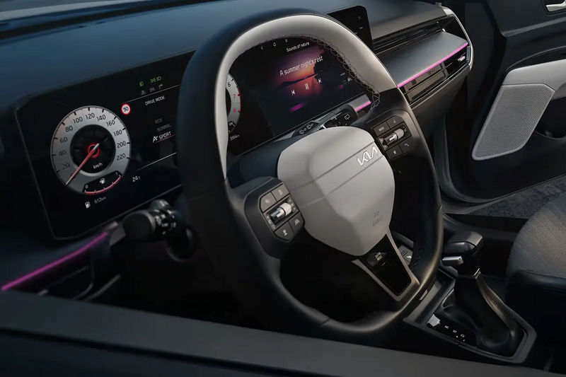 Kia Stonic Innenraum – digitales Cockpit und Lenkrad in Nahaufnahme