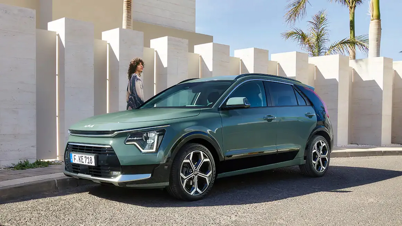 Kia Niro Hybrid 2023 – Frontansicht mit Tigerface-Design und LED-Tagfahrlichtern