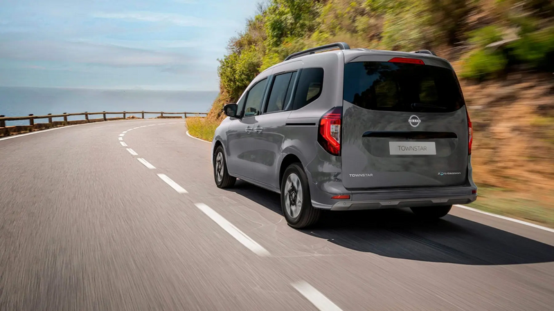 Seitenansicht des Nissan Townstar vor einer kurve in Küstennähe
