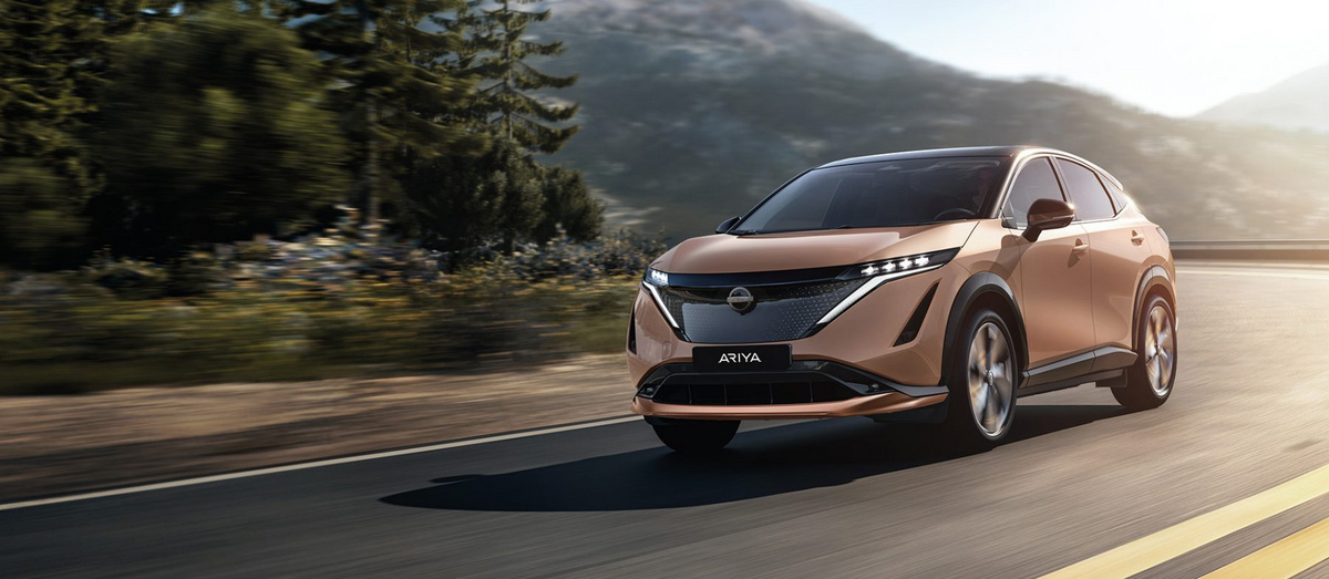 Nissan Ariya auf Landstrasse