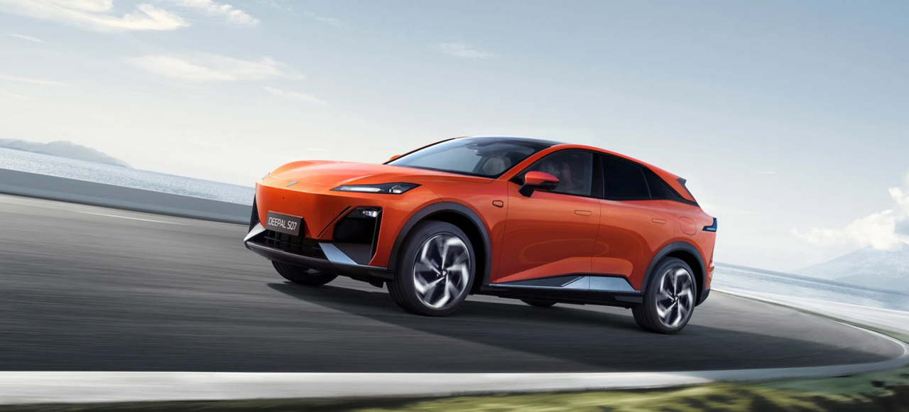 Changan Deepal S07 – Dynamische Seitenansicht auf Steigung