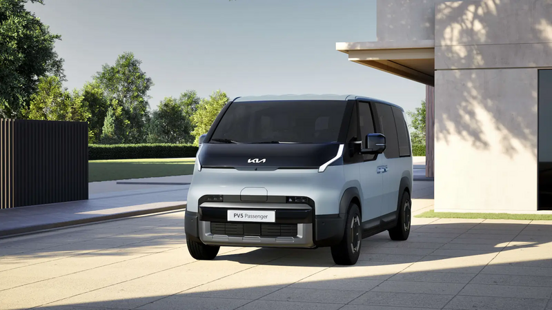 Kia PV5 Passenger – Außenansicht schräg von vorne