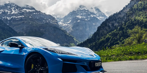 Seitliche Aufnahme Corvette E-Ray vor Berglandschaft