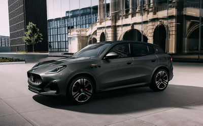Grauer Maserati Folgore in der Seitenansicht vor Gebäuden