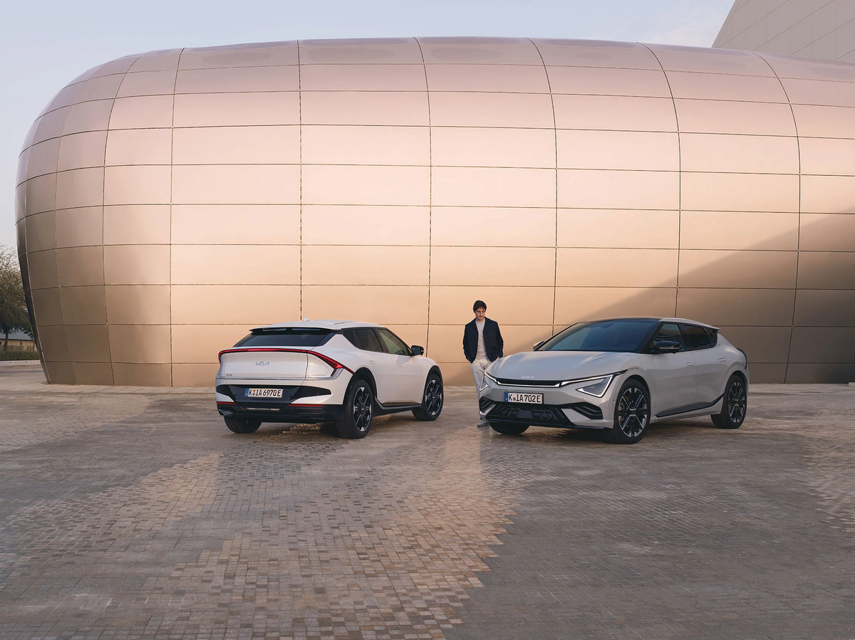 KIA EV6 vor futurischter Kulisse