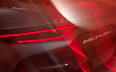 Maserati MCPura Heckansicht hinter rotem Schleier