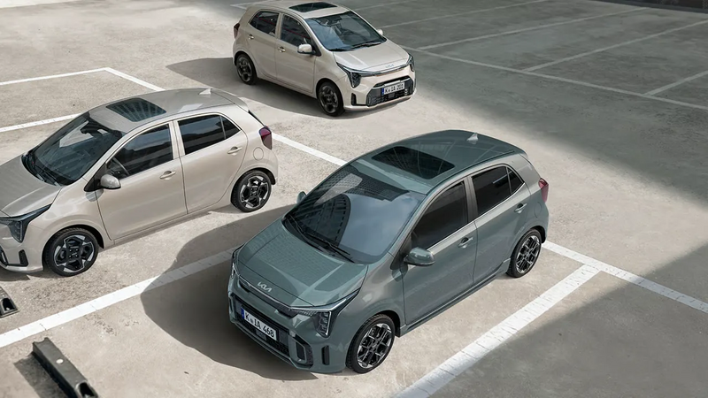 KIA Picantos auf Parkplatz in weiß und grau.