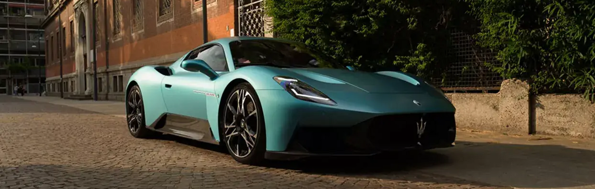 Maserati MCPura Frontansicht schräg rechts mit Schattenspiel