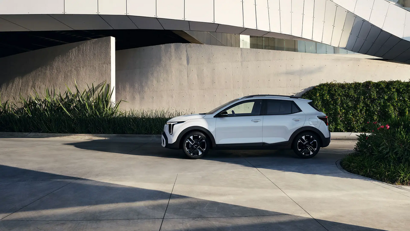 Kia Stonic in der Seitenansicht auf der Straße