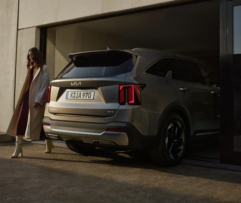 Kia Sorento MY25 HEV – Heckdetail mit LED-Rückleuchten