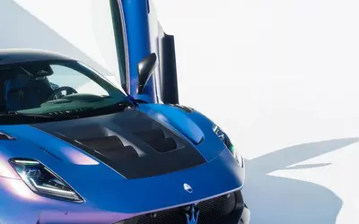 Maserati GT2 Stradale – Frontansicht mit geöffneter Fahrertür