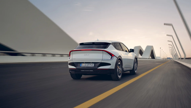 Rückansicht KIA EV6 auf der Straße