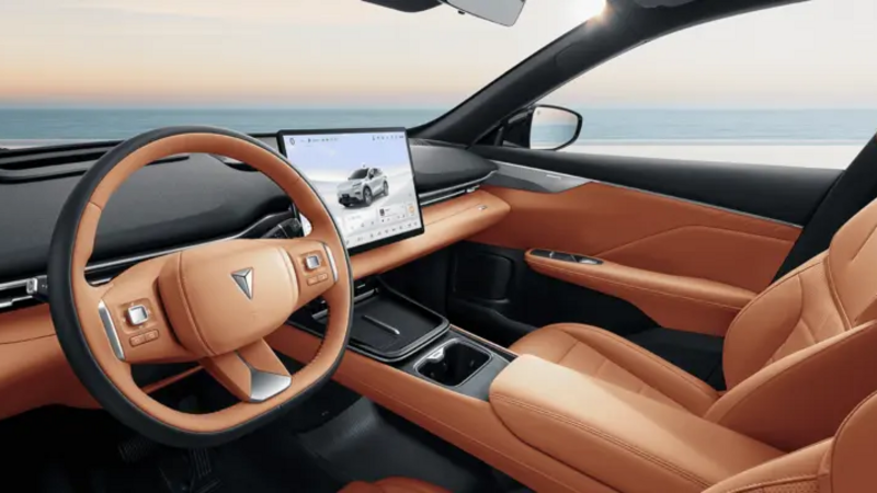 Changan Deepal S05 Innenraum – Mittelkonsole mit Touchscreen und orangefarbenem Ambiente
