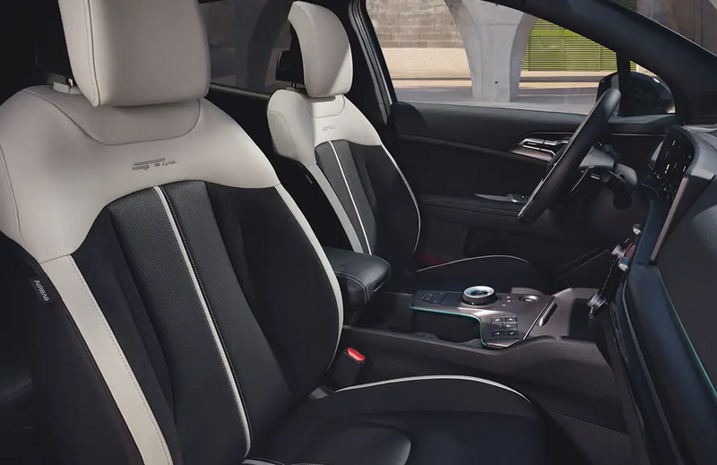Kia Sportage Hybrid GT-Line – Innenraumübersicht mit Lenkrad und Cockpit