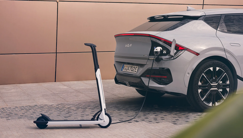 E-Scooter wird vom KIA EV6 aufgeladen