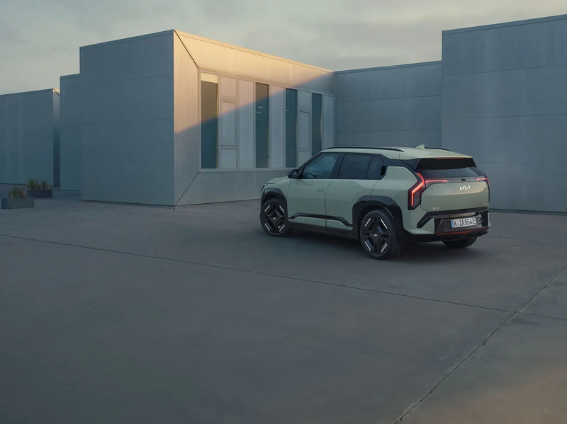 Kia EV3 vor modernem Gebäude