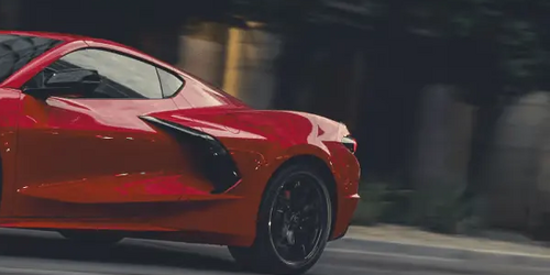 Corvette Stingray fährt Steigung hinauf