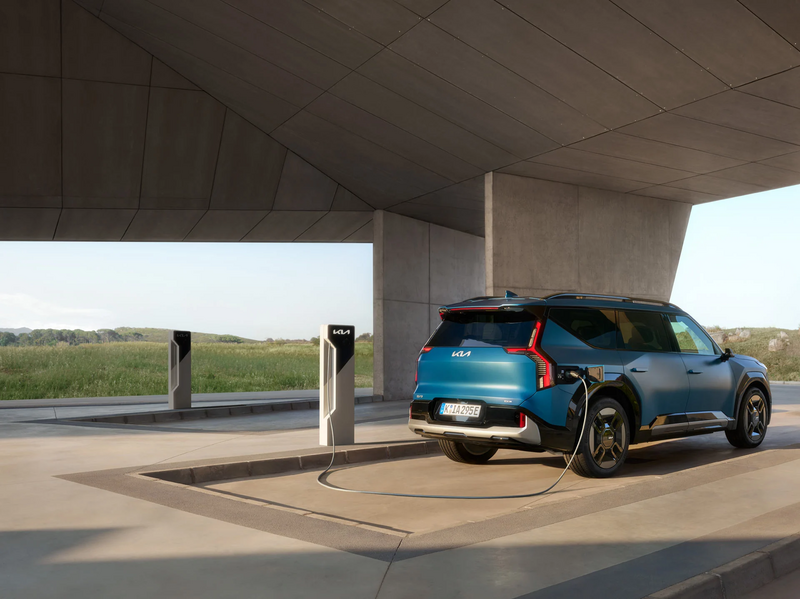 Blauer KIA EV9 an Ladetankstelle