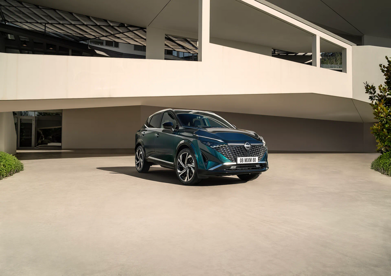 Nissan Qashqai Frontansicht vor Gebäude