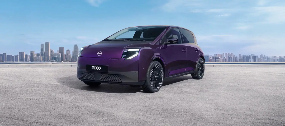 Neuer Nissan Pixo in Violett in frontaler Ansicht vor moderner Stadtkulisse.