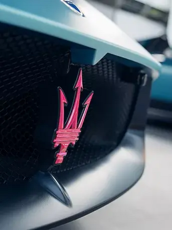 Maserati Tridente-Logo in Rot auf dem Kühlergrill des MCPura