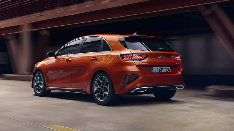 Kia Ceed GT-Line 2024 – fahrende Heckansicht