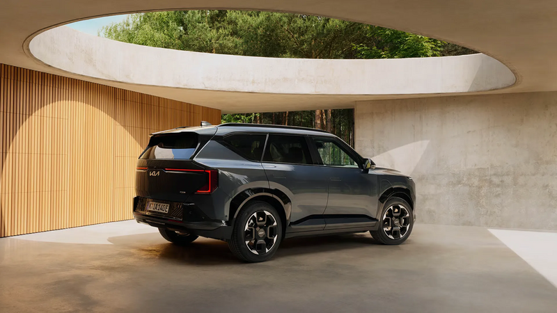 Kia EV5 GT-Line im offenen Raum mit natürlichem Lichteinfall