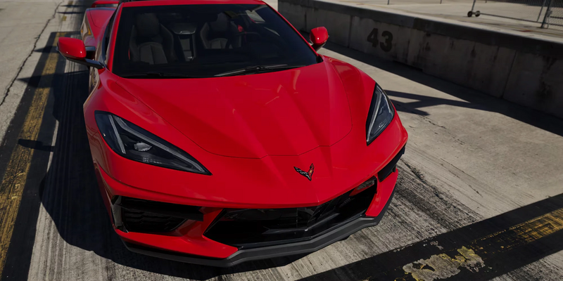Betonumgebung und Corvette Stingray