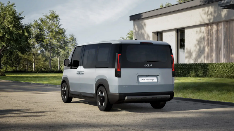 Kia PV5 Passenger – Außenansicht schräg von hinten
