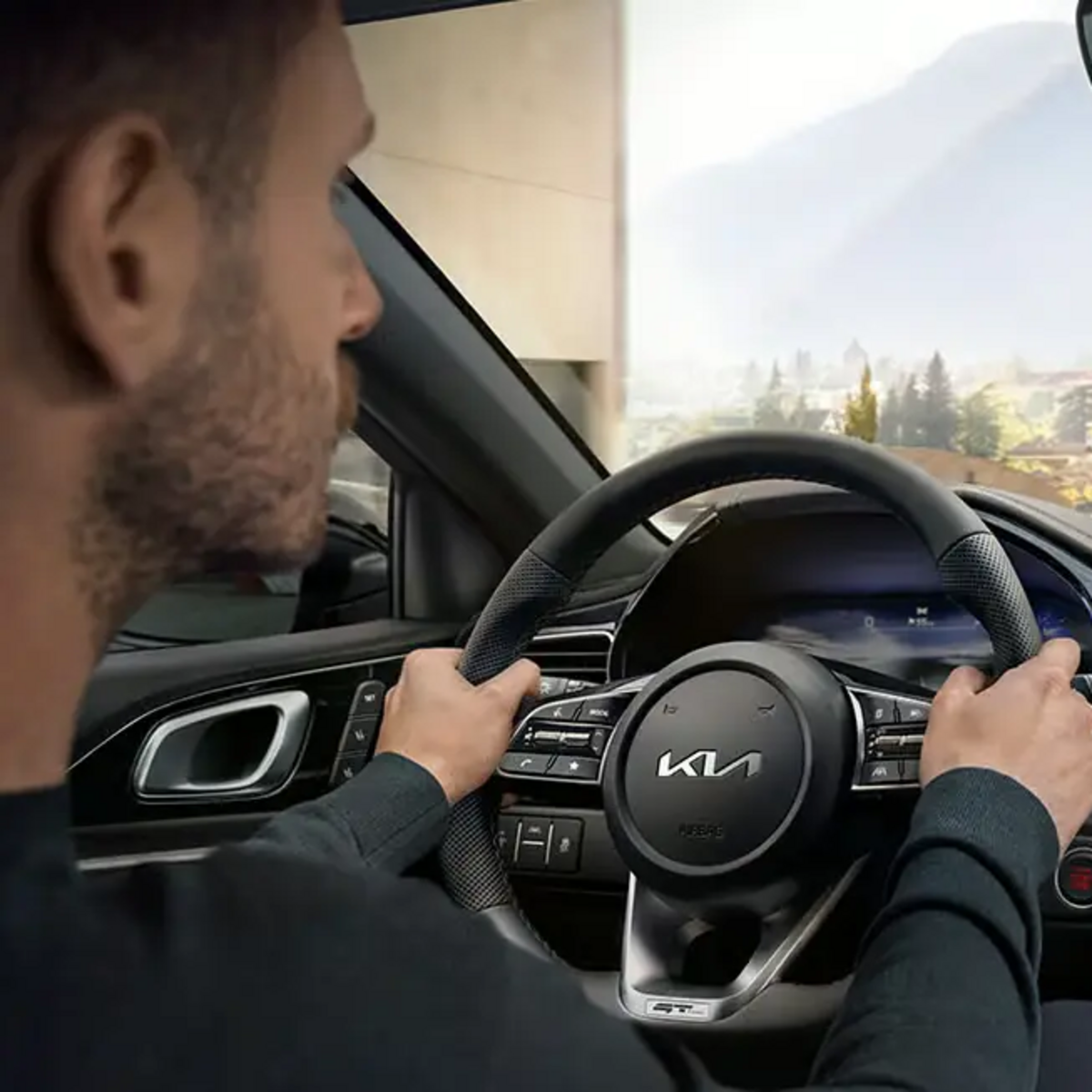 Kia Ceed in Fahrt – Ansicht aus Fahrersicht