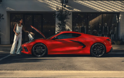 Corvette Stingray Seitenprofil mit geöffnetem Kofferraum