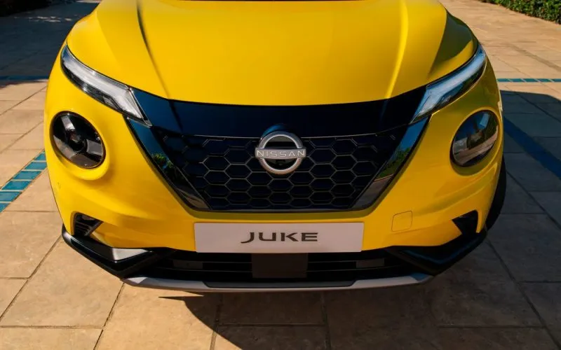 Nissan Juke – Detailaufnahme der Fahrzeugfront mit Tagfahrlicht